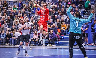 Dominik Waldhof im Anflug: Der TSG-Kapitän hat hier leichtes Spiel gegen Hahlens Torhüter Torben Schriefer. - Sarah Jonek