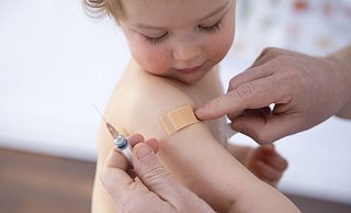 Alle Kita- und Schulkinder müssen gegen Masern geimpft sein. Das Bielefelder Gesundheitsamt prüft jetzt, ob das auch der Fall ist. Auch bestimmte Berufsgruppen kommen unter die Lupe. - picture alliance / photothek