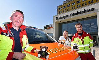 Notarzt Nicolai Dürbaum (v. l.), Xenia Stecklein (Notaufnahme) und Tristan Heinemeyer (Rettungsdienst Höxter) freuen sich über die kuschelige Unterstützung. - Thomas Kube