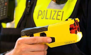 Die ersten Beamten der Paderborner Polizei sind jetzt mit Tasern ausgestattet. - dpa