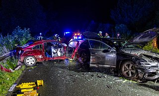 Die Autos sind bei dem Unfall komplett zerstört worden. Der Fahrer des dunklen Audi wurde leicht verletzt, während der Mann im Renault sich schwerste Verletzungen zuzog. Foto: - Feuerwehr Porta/Michael Horst