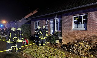 Eine starke Rauchgasentwicklung macht das Eigenheim Manrode nach dem Kellerbrand derzeit unbewohnbar. - Feuerwehr Borgentreich