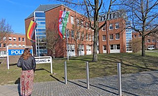 Elke D. steht im vergangenen Jahr vor der Polizeidirektion Bielefeld, um dort eine Aussage zu machen. Vor kurzem ist dort auch ihr Kind von einer Polizeibeamtin vernommen worden. - Gunter Held Elke D. steht im vergangenen Jahr vor der Polizeidirektion Bielefeld, um dort eine Aussage zu machen. Vor kurzem ist dort auch ihr Kind von einer Polizeibeamtin vernommen worden. - Gunter Held