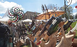 Beim Gartenfest im Kloster Dalheim bieten die vielen Aussteller zum Teil äußerst witzige und ausgefallene Stücke an. - Uwe Müller