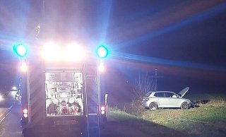 Im Grünen auf der anderen Seite der Bundesstraße 252 kam der Skoda zum Stehen. - FFW Borgentreich