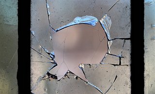 Ermittlungen ergaben, dass die Täter mit einem Stein die Fensterscheibe eingeschlagen hatten (Symbolbild). - Pixabay (Symbolbild)