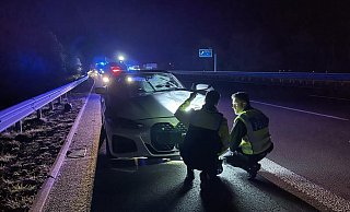 Die Polizei untersucht den BMW, vor dem das Unfallopfer geraten ist. - Jürgen Mahncke