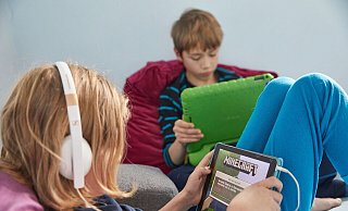 Philip (l.) und Mingus spielen auf ihren iPads das Open-World-Computerspiel Minecraft. Ein Spiel mit vielen positiven Eigenschaften. Doch viele Kinder und Jugendliche treffen sich weniger mit Freunden, weil sie immer mehr zocken. - picture alliance/dpa