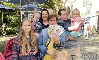 Mit 100 Euro von der NW geht es los mit Giuliana (9), Nesthäkchen Melody-Hope (1), Mama Vanessa (35), Oma Heike Plonus (62), die das Kirmes Geld gewonnen hat, Papa Ricardo (30), Mariella-Marie (2) und vorne Milow (5). - Natalie Gottwald