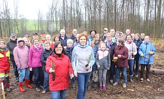 Baudezernentin Claudia Koch und die kfd-Vorsitzende Irmtraud Föckel (vorn, Mitte) mit den ehrenamtlichen Pflanzhelfern in der Gemarkung Neese im Höxteraner Stadtwald bei Ottbergen. - Burkhard Battran