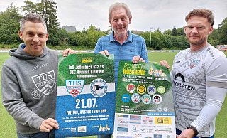Tobias Demmer (v.l.), Armine Wolfgang Kneib und Pascal Hofbüker werben für den Fruchtalarm Cup und das Spiel von Arminias Traditionsmannschaft in Jöllenbeck. - Nicole bentrup