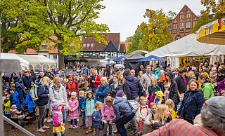 Stiftsmarkt unter Regenschirmen - auch das geht, sogar ganz gut. Die Bielefelder feiern in diesen Wochen, was zu feiern ist. - Mike-Dennis Müller