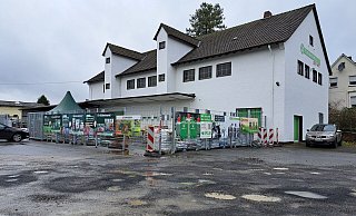 Der Raiffeisenmarkt an der Schanze soll ein neues Gebäude und damit mehr Verkaufsfläche bekommen. - Marion Pokorra-Brockschmidt Der Raiffeisenmarkt an der Schanze soll ein neues Gebäude und damit mehr Verkaufsfläche bekommen. - Marion Pokorra-Brockschmidt