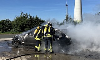 Das Auto brannte auf dem A44-Parkplatz Sintfeld aus. - Feuerwehr Bad Wünnenberg