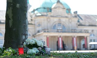 Unter den Bäumen vorm Kaiserpalais haben die Menschen Blumen, Kerzen und Plüschtiere als Zeichen ihrer Anteilnahme abgelegt. - Ulf Hanke