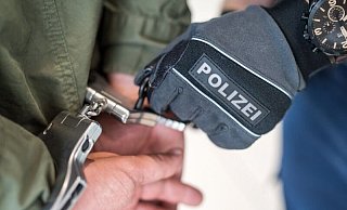 Festnahme: Der Jugendliche wurde um 6.15 Uhr im Hauptbahnhof kontrolliert. Kurz darauf klickten die Handschellen. - Symbolfoto: Bundespolizei