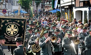 Der große Festumzug führte durch die Rietberger Innenstadt. - Andreas Frücht