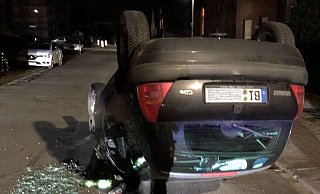 Dieser Renault Clio überschlug sich bei dem Unfall auf der Schulstraße. - Polizei