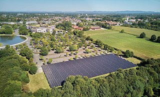 Großflächig: 1.984 Module fangen für Bertelsmann die Energie der Sonne ein. - Bertelsmann