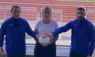 Zeichen gesetzt: Die Spieler Oguz Peker (l.) und Denis Kina machen zur Freude von Teammanagerin Milena Scherf beim SC Herford weiter. - SC Herford