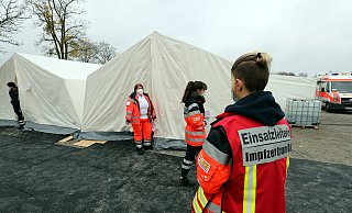 Im Impfzelt an der Radrennbahn schaffte der Arbeiter-Samariter-Bund zuletzt täglich fast Tausend Impfungen. Doch das reicht noch immer nicht. - Wolfgang Rudolf