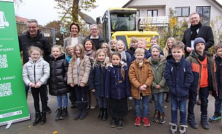 Die Kinder der Grundschule Sundern mit Markus Knoblich (hinten v. l.), Lehrerin Heike Schmitt, Manuela Uphoff und Andreas Hüffmann. - Björn Kenter