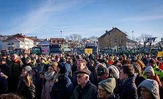 Auf dem Kronenplatz in Detmold haben sich rund 300 Menschen für die Kundgebung versammelt. - Raphael Bartling Auf dem Kronenplatz in Detmold haben sich rund 300 Menschen für die Kundgebung versammelt. - Raphael Bartling