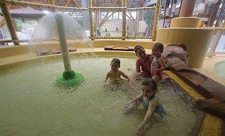 Lillie (3), Ally (2) und Leni (1) plantschen bei 32 Grad Wassertemperatur im sanierten Kinderbecken der Bali-Therme. Lenis Mutter Karoline Bruns setzt sich zu ihrer Tochter. - Ulf Hanke