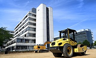 Der grüne Campus zwischen Hauptgebäude und Mensa (Gebäude X) war einer der wenigen Orte, an dem die Bielefelder Universität auch mitten in der Großsanierung noch Flair verstrahlte. - Barbara Franke