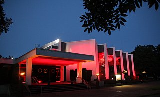 Das "zarte Pflänzchen Kultur" war gerade erst wieder erblüht: Das Neue Theater in Espelkamp wurde im Sommer 2021 während der "Night of Light" rot angestrahlt, um auf die missliche Lage der Veranstaltungsbranche in Corona-Zeiten aufmerksam zu machen. - Klaus Frensing