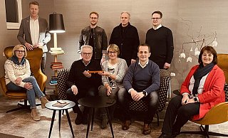 Der bisherige Vorstandsvorsitzende Klaus Schumacher (vorn) reicht den Staffelstab an seine Nachfolgerin Claudia Pelz-Weskamp weiter. Augenzeugen sind Markus Finger (hinten, v. l.), Stefan Borgolte, Uwe Dierkes und Christoph Missing und Maria Franke (vorn, v. l.), Jörg Albers und Christel Hartmann. - Bürgerstiftung Höxter