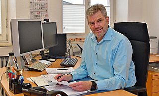 Bürgermeister Dirk Becker an seinem Arbeitsplatz. Immer wieder musste er Lösungen wegen der schwierigen Haushaltslage der Bergstadt finden, das gilt auch künftig noch. - Gunter Held