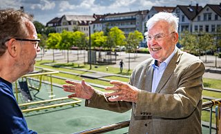 Herbert Jaspert (r.) hat radikale Pläne für den Kesselbrink mit zum elften Kesselbrinkgespräch gebracht, die er NW-Redakteuer Stefan Brams engagiert erläutert. - Sarah Jonek Fotografie