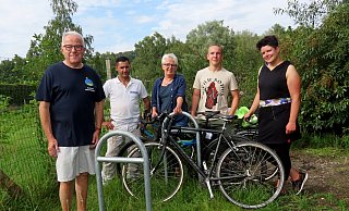 Die Fahrradständer werden gut genutzt. Burkhard Meiertoberens (v. l.), Dalgash Hamou und Friederike David von den Südstadtgärten haben auf die Notwednigkeit aufmerksam gemacht. Das Knup-Team, vertreten von Caspar Beckmann und Jenny Czychun, hat die Ständer gespendet. - Gunter Held