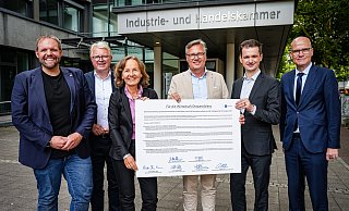 Machen sich stark für die Interessen der ostwestfälischen Wirtschaft: Veith Lemmen (v. l.), Frank Schäffler, Petra Pigerl-Radtke, Jörn Wahl-Schwentker, Dominic Hallau und Ralph Brinkhaus. - IHK Ostwestfalen / Tilo Sommer