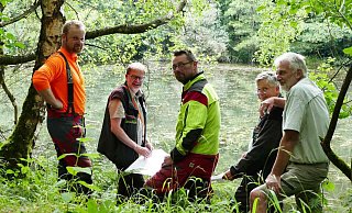 Das Team des Regionalforstamts Hochstifts mit (v.l.) Forstwirt Sascha Schink, Fachgebietsleiter Dirk Kreienmeier, Forstwirtschaftsmeister Wilfried Kröger, Förster Joachim Padberg und Revierförster Wilhelm Brandenburg bei den Vorbereitungen der Arbeiten am Teich „Unteres Bodental“. - Wald und Holz NRW