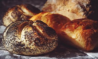 Eine Auswahl frischer Brötchen und Backwaren gehört für viele Paderborner zum Frühstück auch an Feiertagen wie Weihnachten und Neujahr dazu. - Pexels