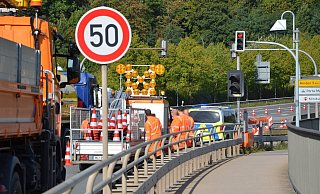 Der Weserauentunnel ist in beide Fahrtrichtungen voraussichtlich bis Montag gesperrt. In Porta wurde die Zufahrt auf der Weserbrücke abgeriegelt. - Maximilian Hempel