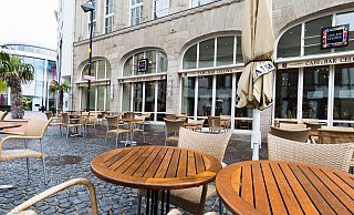 Beim Café & Bar Celona werden die Tische und Stühle bereits aufgestellt. Wenn alles gut geht, könnten hier ab Samstag wieder Gäste bedient werden. - Lena Henning