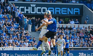 In seinem letzten Liga-Heimspiel für die Arminia in der Schüco-Arena gegen den Halleschen FC schont Fabian Klos im Kopfballduell weder sich noch seinen Gegenspieler. - Andreas Zobe