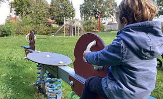 Auf dem Spielplatz Baxwittel gibt e viel Platz und reichlich Spielgeräte. Zumindest für die Wippe aber braucht es einen Spielkameraden. - Felix Eisele