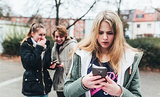 Mobbing beschreibt psychische Gewalt, die durch das wiederholte und regelmäßige, vorwiegend seelische Schikanieren, Quälen und Verletzen eines einzelnen Menschen durch eine beliebige Gruppe von Personen oder durch eine einzelne Person definiert ist. Das Bild zeigt keine im Text vorkommende Person. - picture alliance / klicksafe/Maribelle Photography