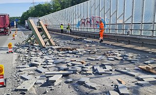 Auf der A2 bei Bielefeld hat ein Lkw große Teile seiner Ladung verloren. Zahlreiche Betonteile liegen auf der Fahrbahn. - Andreas Eickhoff