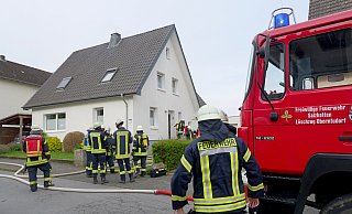 Rund 35 Einsatzkräfte aus mehreren Einheiten der Feuerwehr Salzkotten rückten am Montagmorgen zu einem Kellerbrand in Niederntudorf aus. - Ralph Meyer
