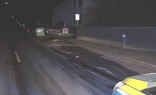 Eine rund zehn Kilometer lange Ölspur musste von einer Spezialfirma in der Nacht gereinigt werden. Die Kosten belaufen sich auf circa 20.000 Euro. - Polizei Minden-Lübbecke