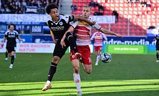Thaddäus Momuluh (l.), hier im Duell mit dem Jahn-Spieler Louis Breunig, war in Regensburg der auffälligste Arminia-Akteur. - IMAGO/Zink