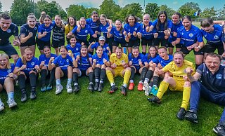 Arminias erfolgreiche B-Juniorinnen bejubeln ihren Sieg und den ersten Platz in der Aufstiegsrunde auf dem Platz der Edimedien-Arena. - Andreas Zobe
