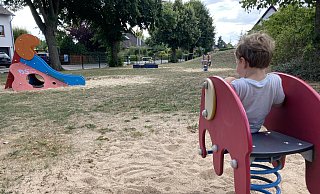 Der östliche Teil des Spielplatzes ist für Kleinkinder ausgelegt, hinter dem Hügel gibt es Angebote für Ältere. Die karge Rasenfläche hat aber auf dem gesamten Gelände schon bessere Zeiten gesehen. - Felix Eisele