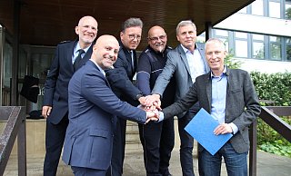 Bekräftigten vor dem Lübbecker Rathaus die Zusammenarbeit: Ali Dogan (vorn l.), Mathias Schmidt, Frank Meyer, Dirk Niemeyer, Ralf Stühlmeyer und Frank Haberbosch. - Frank Hartmann