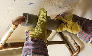 Mit etwas handwerklichem Geschick lassen sich Heizungsrohre selbst dämmen. Solche und ähnliche Tipps zum Energiesparen bekamen einige Paderborner Haushalte jetzt kostenlos. - Kai Remmers/dpa